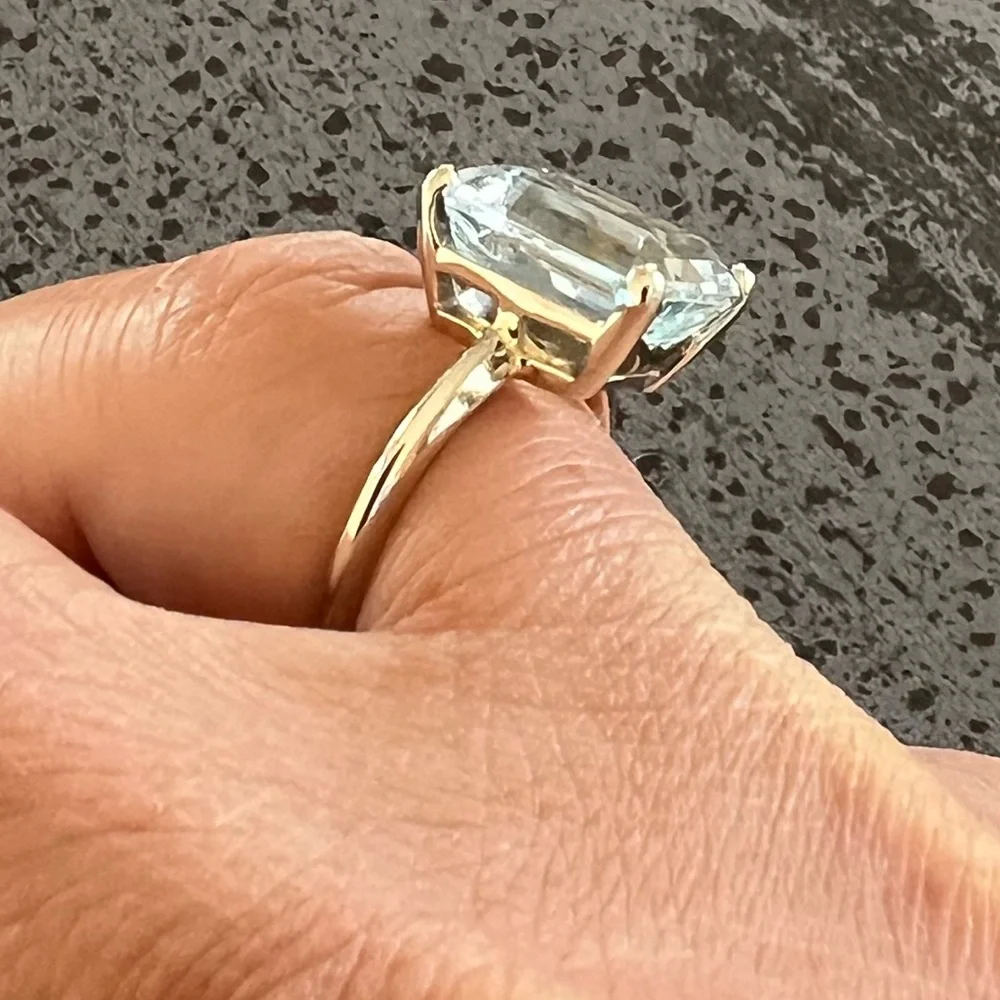 14kt White Gold Aquamarine Ring with Clear 5 carat Stone
Stamped 14kt - Picture 8 of 12